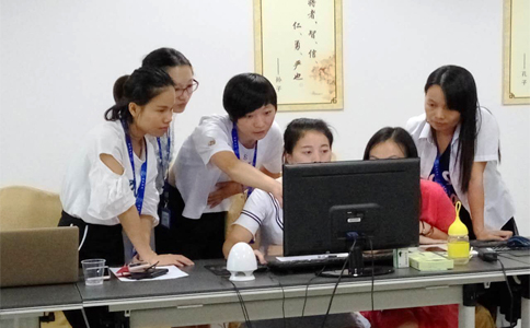  美女們互相交流學(xué)習(xí)，氣氛有點(diǎn)嚴(yán)肅啊